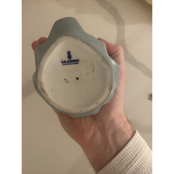 Lladro #5010 "Coiffure Girl with Straw Hat", Spain by Francisco Catala, Mint. - Picture 8 of 8